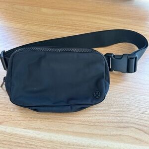 Lululemon Everywhere belt bag - black on black